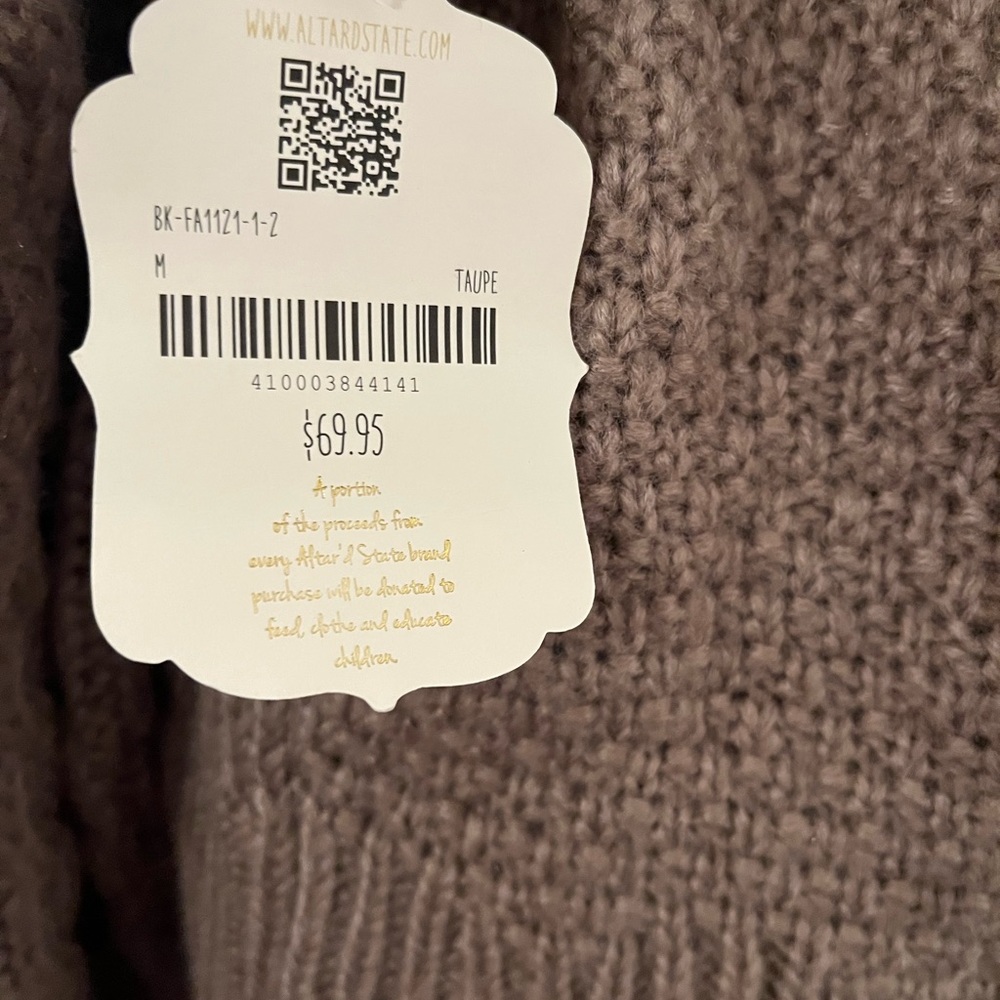 Absolutely beautiful new sweater size Medium - Picture 6 of 12